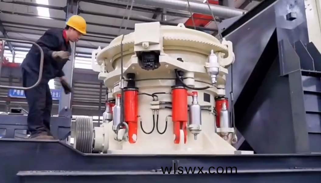 鑛山破碎(sui)設備製造商—佰辰重工生産車間實拍