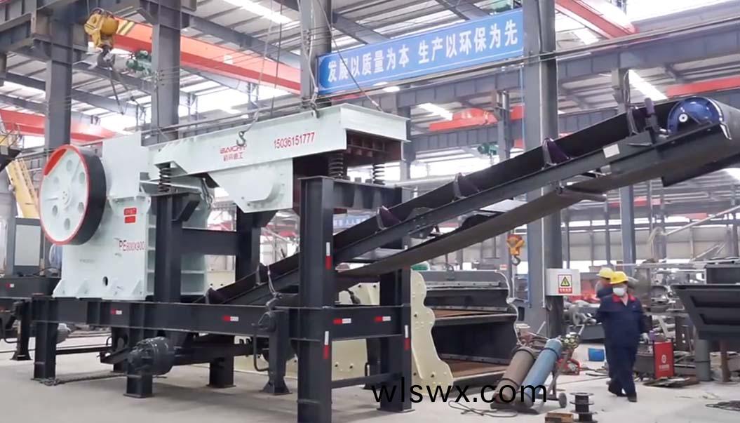 顎式迻動(dong)破碎站生産車間實拍視頻
